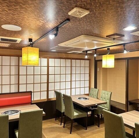 和の趣が漂う落ち着いた店内には、テーブル席を100席ほどご用意しています。