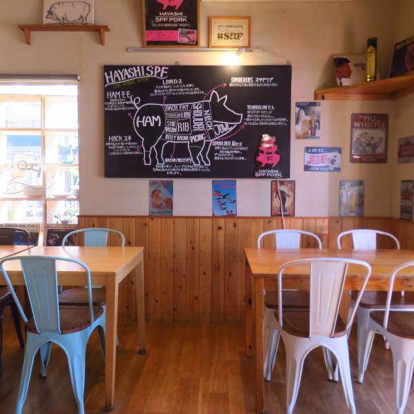 1階のテーブル席は14席ご用意。アメリカンなインテリアに包まれたお洒落なレストランで、友人や家族と共に美味しさを分かち合いながら、特別な瞬間を楽しんでください。ご相談で最大28名様まで貸切できますので、団体での利用にも対応。皆様のお越しを心よりお待ちしています！