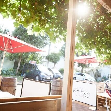 テラス席は貸切でも利用可能です。街並みを楽しみながら、絶品料理をお楽しみいただけます。ペットも一緒に過ごせるので、大切な家族全員で利用できるのも嬉しいポイント♪喫煙可能なお席なので、一服のたびに席を外す必要もなし！格別の体験になること間違いなしのお席です★