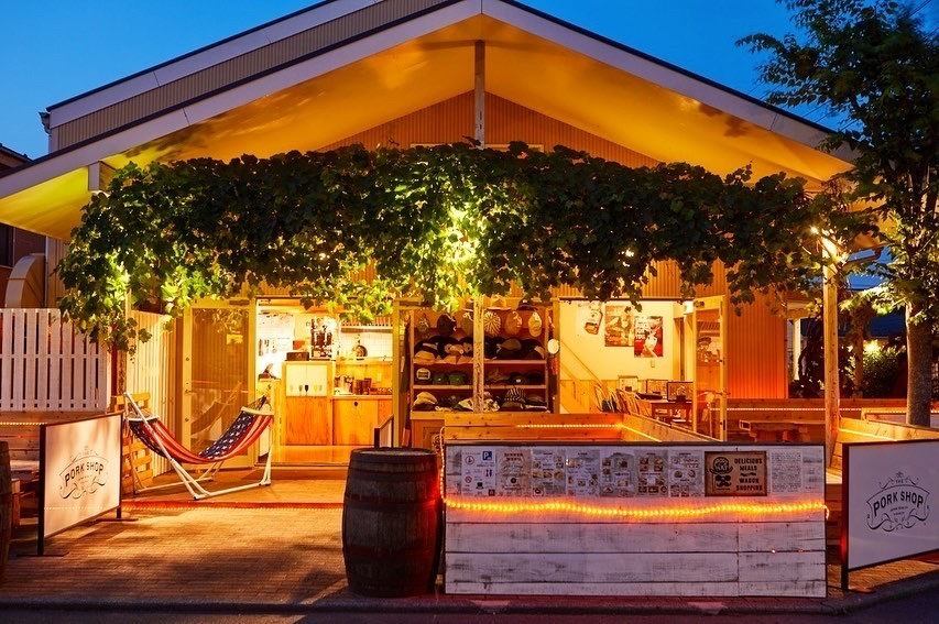 駐車場あり！ジョンソンタウンの有料駐車場をご利用下さい。コースご予約のお客様限定、ホットペッパーのクーポン利用で、お1人様駐車場券2時間無料サービスいたします。お子様やペット連れでのお出かけのお食事にぜひご予約ください。