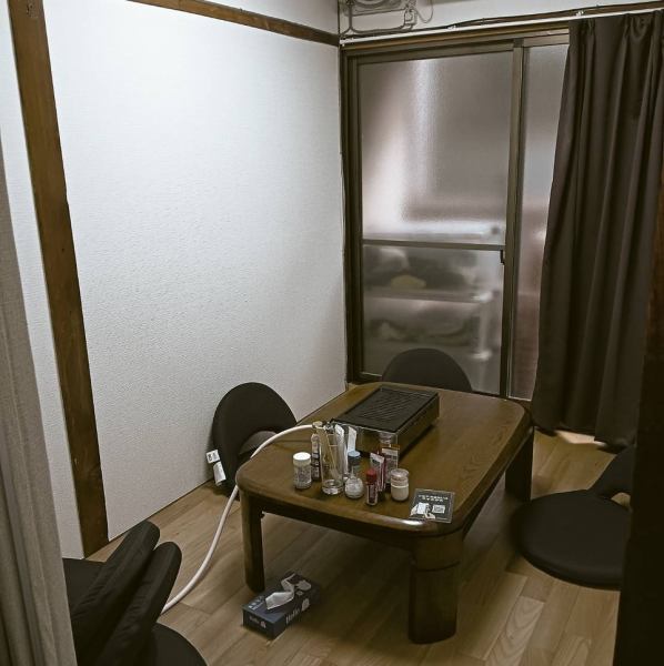 お一人様でも、少人数の飲み会でも、さまざまな場面でご利用いただけます。どこか懐かしさのある古めかしい店内には、食欲をそそる炭の香りが店内に広がっています。もくもくした煙も昔ながらの焼肉屋らしいと評判です。レトロな店内で、美味しいお肉とドリンクがお楽しみいただけます★