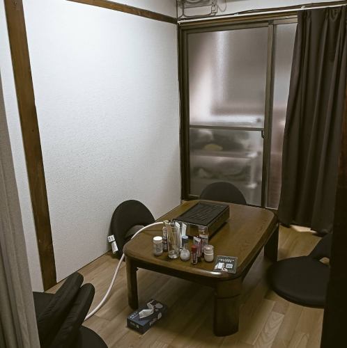<p>お一人様でも、少人数の飲み会でも、さまざまな場面でご利用いただけます。どこか懐かしさのある古めかしい店内には、食欲をそそる炭の香りが店内に広がっています。もくもくした煙も昔ながらの焼肉屋らしいと評判です。レトロな店内で、美味しいお肉とドリンクがお楽しみいただけます★</p>