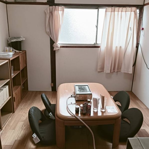 当店では、6名様掛けのテーブル席を2つご用意しております。あわせて使用すれば、最大12名様での宴会も可能です！カウンター席もございますので、人数に合わせてお席をお選びいただけます。お仕事仲間との宴会や、ご友人との飲み会、一次会・二次会問わずいつでもぜひご利用ください！