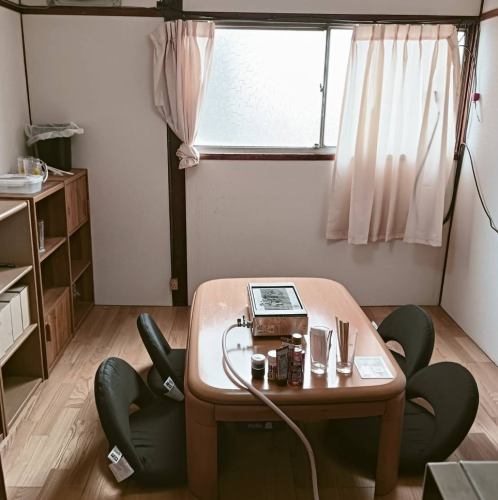 <p>当店では、6名様掛けのテーブル席を2つご用意しております。あわせて使用すれば、最大12名様での宴会も可能です！カウンター席もございますので、人数に合わせてお席をお選びいただけます。お仕事仲間との宴会や、ご友人との飲み会、一次会・二次会問わずいつでもぜひご利用ください！</p>