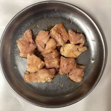 <p>カウンター席は全部で12席ございます。お一人様でもお気軽にご来店いただけますので、仕事帰りのサク飲みにもぴったりです♪落ち着いたカウンター席でくつろぎながら、こだわりのお肉とお肉に合うドリンクをご堪能いただけます☆もちろん少人数での飲み会も、大人数での宴会も歓迎です！</p>