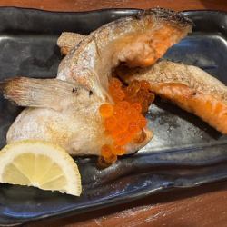 サーモンのカマとハラスの塩焼き