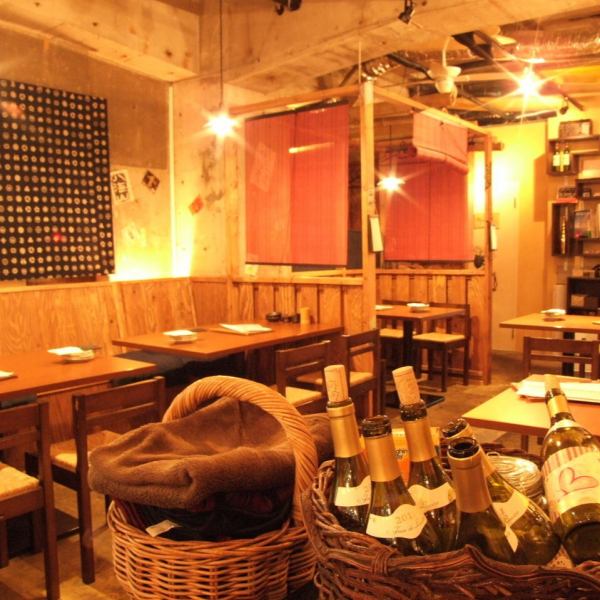 解放的な空間。カウンターには本格焼酎や梅酒など並び、落ち着いた雰囲気。