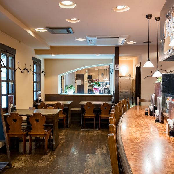 【落ち着いた雰囲気】心温まるアットホームな空間。ランチの時間も営業しております〇最大22名様まで貸切可能で駅からも近いため、待ち合わせもスムーズに♪各種宴会にもオススメです◎人数・予算などは事前にご相談ください！