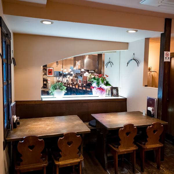 【大切な方とのお食事に】落ち着いた雰囲気のテーブル席。木目を基調とした温かみのあるテーブル席は4名様掛けを３席ご用意しております。2名様からご利用可能です◎大切な人とのデートや女子会、ご家族とのご利用など、様々なシーンでゆったりとお過ごしいただけます。