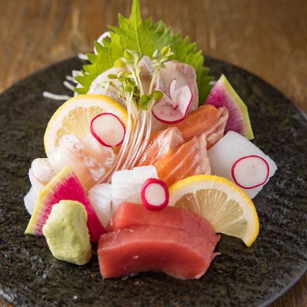 【旬の味覚を堪能】選べるお造り盛り合わせ3種1280円(税込)