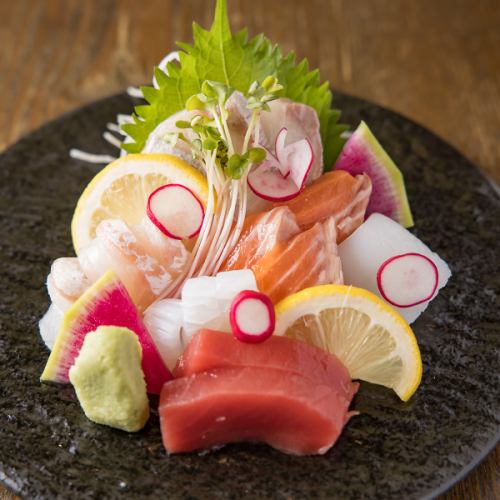 【旬の味覚を堪能】選べるお造り盛り合わせ3種1280円(税込)