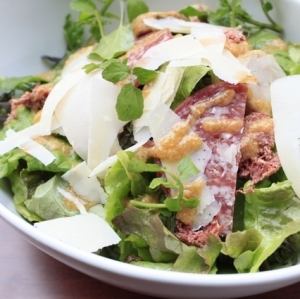 丸ごとレタスのシーザーサラダ