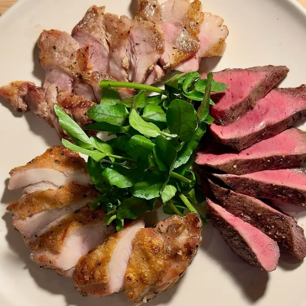 距離下北澤站僅5分鐘路程！這是一家由肉舖經營的餐廳，提供各種肉類菜餚，是邊聊天邊喝酒的理想場所！非常適合約會、用餐和聚會。