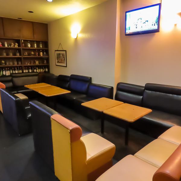 ゆったりとしたテーブル配置で、友人や家族と気軽に歌い合いながら、おいしい料理を味わえます。多彩なメニューが揃い、ボリューム満点の料理が歌うエネルギーをサポート。大きな画面での迫力ある映像と、充実した音響設備が、まるでライブステージのような臨場感を演出します。