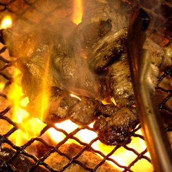 Enjoy meat★Counter only★〈Charcoal-grilled meat platter of the day〉×〈4 special dishes〉→2500 yen