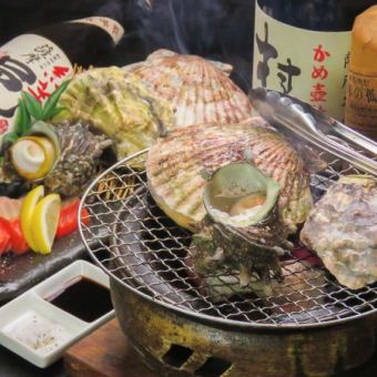 ★可以自己享受燒烤的樂趣★<海邊烤的新鮮海鮮拼盤>×<當日特色菜4種>→2500日元