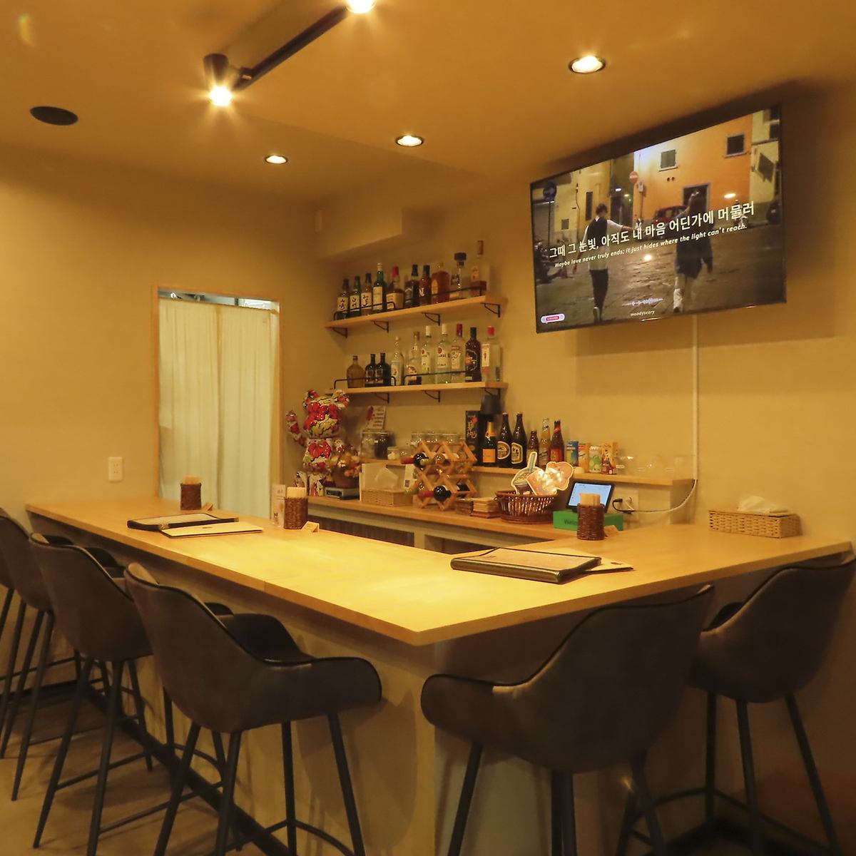 カウンター席をご用意しております。お一人様からご来店ください