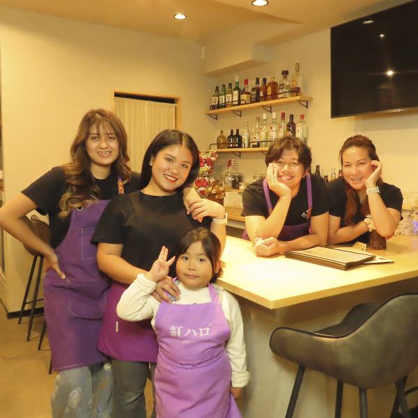 店内は清潔感を感じられ落ち着いた雰囲気の空間です。日本人のお客様にも安心してお食事を楽しんでいただけるよう、居心地の良さにこだわりました。ホールスタッフは全員、日本語での会話が可能です。フィリピン料理が初めての方でも、メニューやおすすめなど、お気軽にお声がけください。