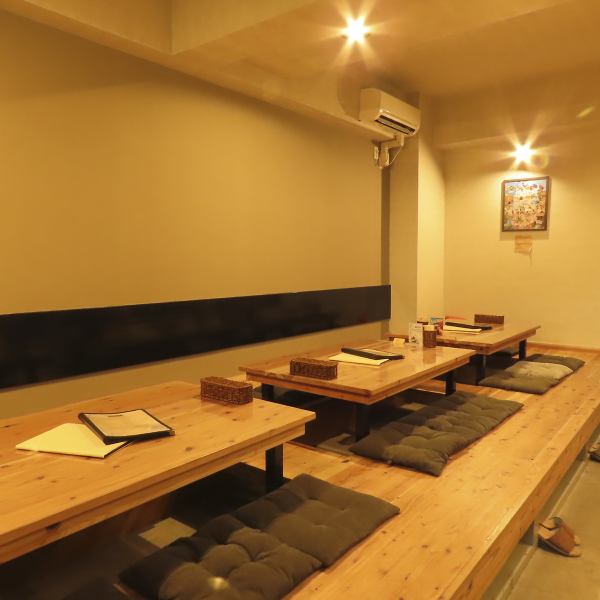広々とした掘りごたつ式のお座敷席をご用意しております。足を伸ばしてゆったりとおくつろぎいただけるため、長時間のお食事でも疲れません。ご家族やご友人とのお食事、各種宴会など、様々なシーンでご利用いただけます。居心地の良い空間で、周りを気にせずリラックスしながら、自慢の料理と会話をお楽しみください。