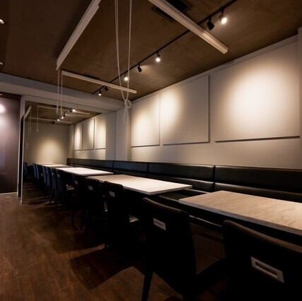 We offer table seating that can be used as semi-private rooms, as well as private rooms with sophisticated sofa seating.You can enjoy a relaxing date or girls' night out in a calm, hideaway-like atmosphere.The restaurant can also be rented out for private use, making it ideal for special occasion celebrations and gatherings.Create wonderful memories in a heartwarming space.