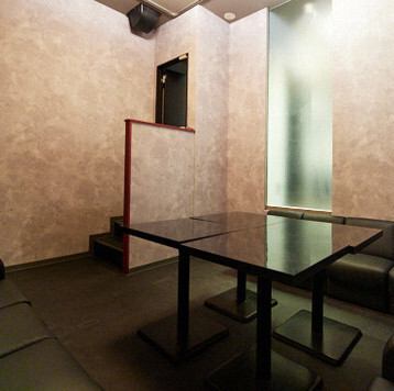 We have a private room with sofa seating for 10-12 people.It has a private and calm atmosphere where you can enjoy conversation with your loved ones, creating a heartwarming experience.Relax in a modern and sophisticated sofa and savor delicious food while enjoying a luxurious time.