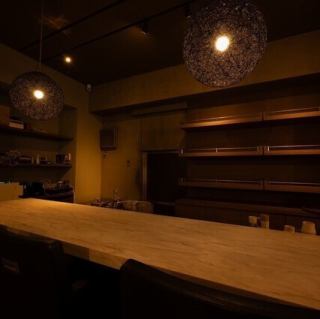 駅からアクセスしやすい隠れたスポットに位置する当店は、落ち着いた空間が広がっています。カウンター席では、料理を楽しみながら会話を交わすことができ、親密な時間を演出します。デートや女子会に最適な場所で、心温まるひとときをお楽しみください♪特別な瞬間をぜひご堪能ください！