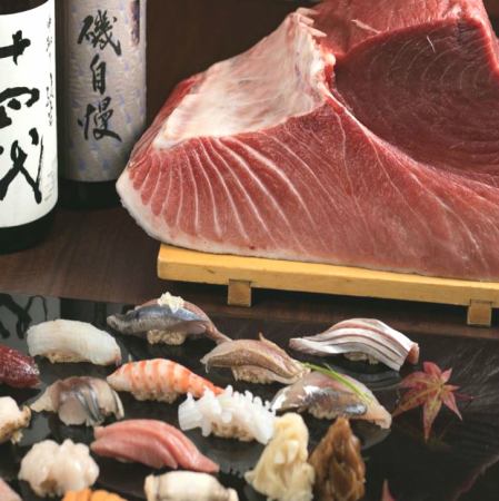 You can taste the traditional Edo-Era handicraft using selected seasonal ingredients of Tsukiji with rich sake