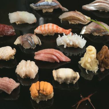 【使用严格挑选的食材】我们提供各种套餐，您可以品尝到秀德最好的江户前握寿司。