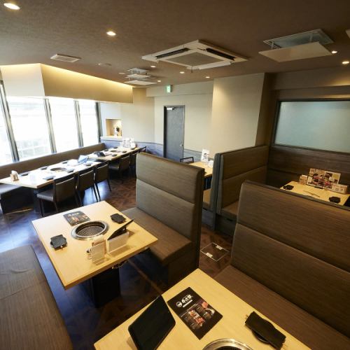 【広々としたソファー席】