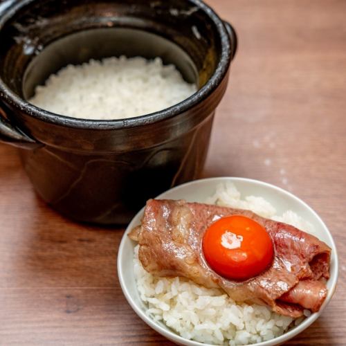 お肉をのせて頬張りたいこだわりの土鍋ごはん◎〆も充実