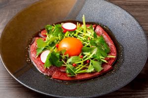 Fresh heart with colorful sweet sauce (raw beef tartare)