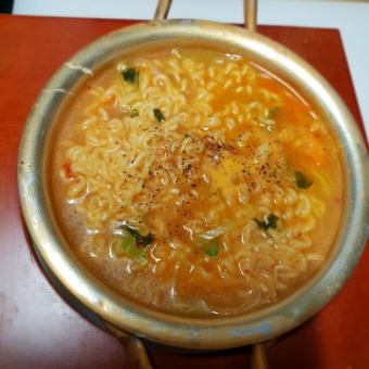 自家製牛骨汁仕込韓国ラーメン　※辛ラーメン不使用