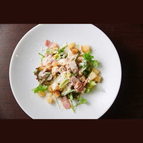 季節の葉野菜のシーザーサラダ