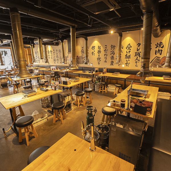 【食べて、飲んで、盛り上がろう！】店内は、みんなでワイワイ盛り上がれる明るい雰囲気が魅力♪気取らず楽しめる空間だから、仲間とたくさん食べて飲んで笑い合う時間にぴったり！テーブル席も使いやすく、大人数でもゆったり過ごせるのが嬉しいポイント。自然と会話が弾む、居心地の良い賑やかな空間をご用意しています。