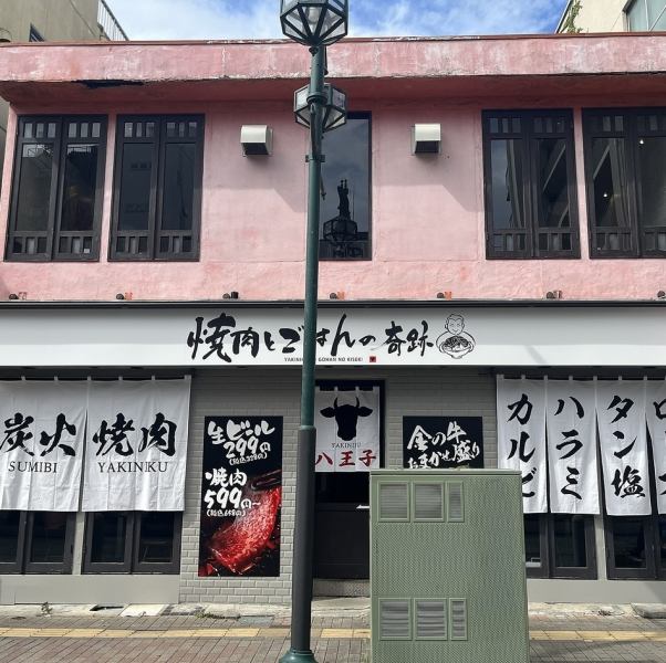 テーブル席を完備しております。お一人様はもちろん、ご家族や飲み会でのご利用など、さまざまなシーンに最適。ぜひご利用ください！