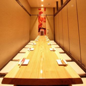 Complete private rooms are available for 2 people or more.Indirect lighting and a number of Japanese decorations create a sophisticated and mature space!