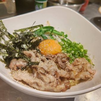 Fried meat with oil soba topped with yolk
