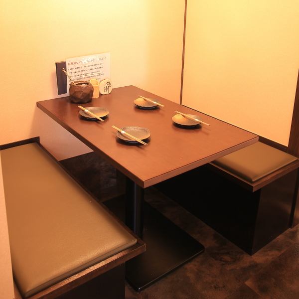 Table seats for 4 people are available.With a backrest, you can enjoy your meal slowly.If you are traveling with 4 people, please relax at the table.It's surrounded on three sides, so you don't have to worry about it.