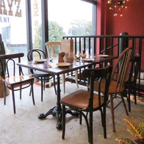 ≪2F table seat≫ Two people can enjoy a date and chatting with friends.