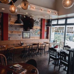 <2nd floor table seats> Our table seats for 6 people are perfect for small groups! Enjoy delicious meat while looking out the window at the city lights!