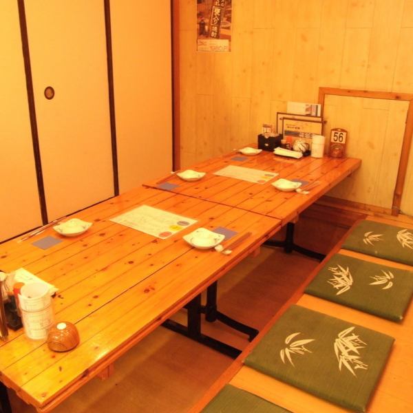 【亀戸駅徒歩1分】店内に入ると、都会の喧騒を忘れさせる落ち着いた和の空間が広がります。ご年配の方からご家族連れまで、幅広い年代のお客様が気兼ねなく寛げるアットホームな雰囲気が魅力です。広々としたテーブル席で、旬の海鮮料理と美味しいお酒を心ゆくまでお楽しみください。