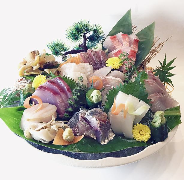 その日一番の旬の魚介を贅沢に盛り合わせ！鮮度抜群の【本日の日替 魚家特撰盛り】