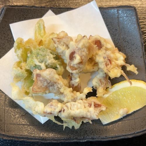 サクサクの食感とボリューム満点のサイズに驚き！当店名物【特大かき揚げ】