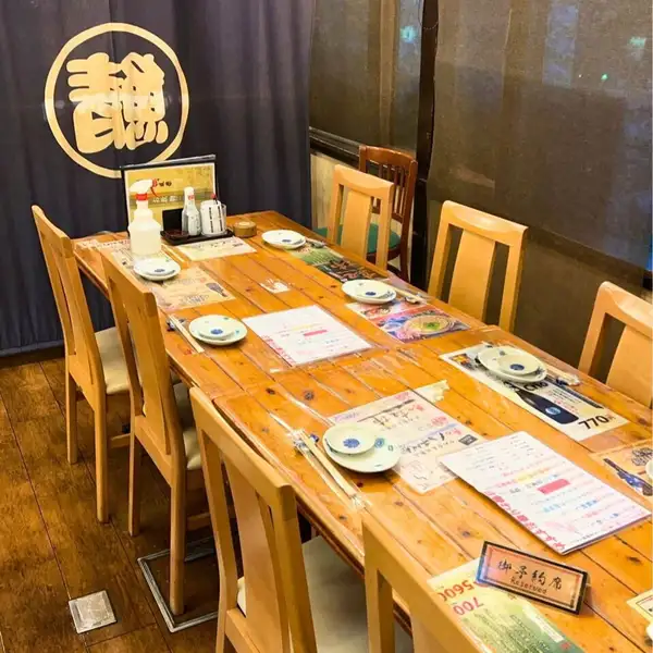 【亀戸駅徒歩1分】木の温もりを感じる店内には、テーブル席をメインにゆったりくつろげる掘りごたつ席もご用意。ご年配の方からご家族連れまで、幅広い年代のお客様が気兼ねなく過ごせるアットホームな雰囲気が魅力です。開放的な空間で、旬の海鮮料理と美味しいお酒を心ゆくまでお楽しみください。