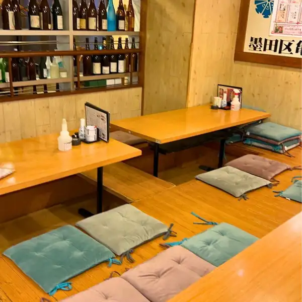 【掘りごたつ席完備！各種宴会に】亀戸の居酒屋「さかな道楽」には、足を伸ばしてリラックスできる掘りごたつ席を完備！少人数から最大30名様までの大人数宴会まで、賑やかな雰囲気で飲み会をお楽しみいただけます！月～土は深夜2時まで営業しておりますので、遅めの飲み会や2軒目利用にもぴったりです！