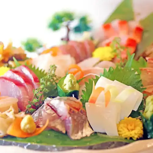 生簀の活魚をその場で調理