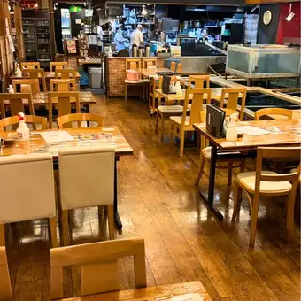 《気の合う仲間と》仕事終わりの飲み会や女子会におすすめ◎肩肘張らずにこだわりの海鮮料理をお楽しみください!