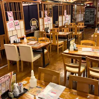 《ご家族でのお食事に》活気のある店内には、気兼ねなく過ごせるテーブル席を多数ご用意!日常使いに最適です。