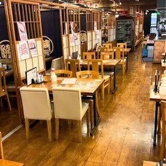 《幅広いシーンに》少人数から大人数まで対応できる広々とした空間。みんなでワイワイお楽しみいただけます!