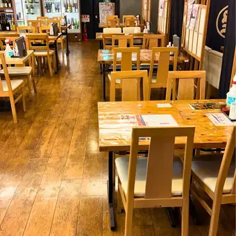 《普段のお食事に》当店自慢の海鮮料理やこだわりの日本酒を、気兼ねなくお楽しみいただけるカジュアルなテーブル席。